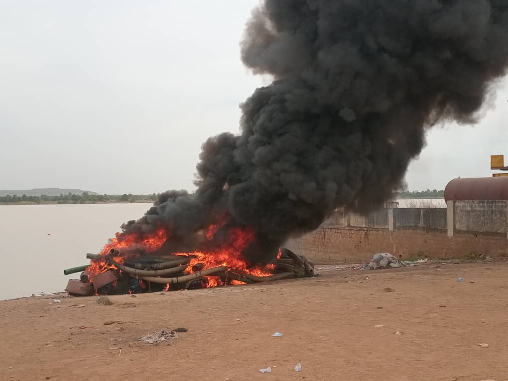 Environnement : Vingt-trois dragues saisies et incinérées à Koulikoro dans le cadre de la lutte contre l'orpaillage illégal